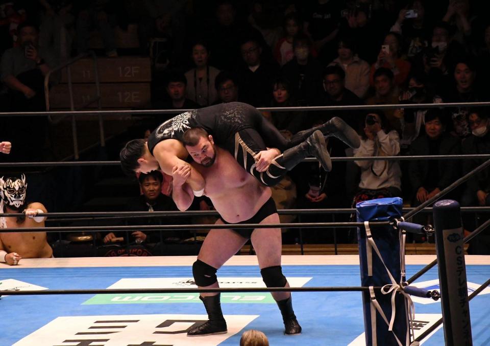 柔道の肩車のような新技を初披露したウルフアロンン