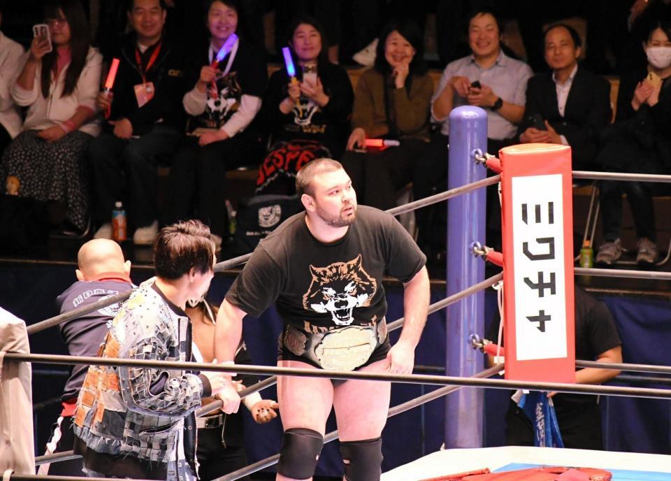 初めて聖地・後楽園ホールでの試合に臨み、歓声を浴びながらリングインするウルフアロン（中央）