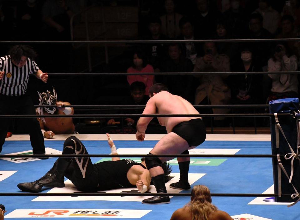 柔道の肩車のような新技を初披露したウルフアロン