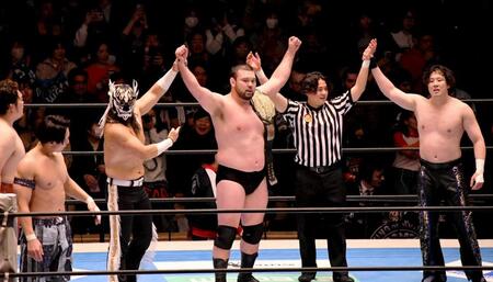 　初めての聖地・後楽園ホールでの試合で、１０人タッグマッチで勝ち名乗りを受けるウルフアロン（左から２人目）