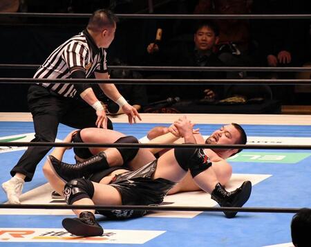 腕ひしぎ十字固めでギブアップを奪ったウルフアロン（右）