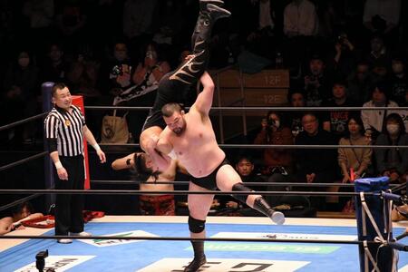 肩車のような豪快な技を放つウルフアロン