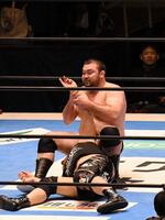 腕ひしぎ十字固めに入るウルフアロン