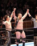 腕ひしぎ十字固めでギブアップを奪い、５連勝を飾ったウルフアロン（中央）