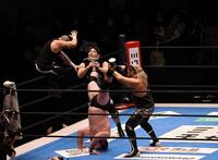 ハウス・オブ・トーチャーに捕まり、金的攻撃の餌食になるウルフアロン（中央）