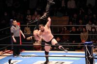 肩車のような豪快な技を放つウルフアロン