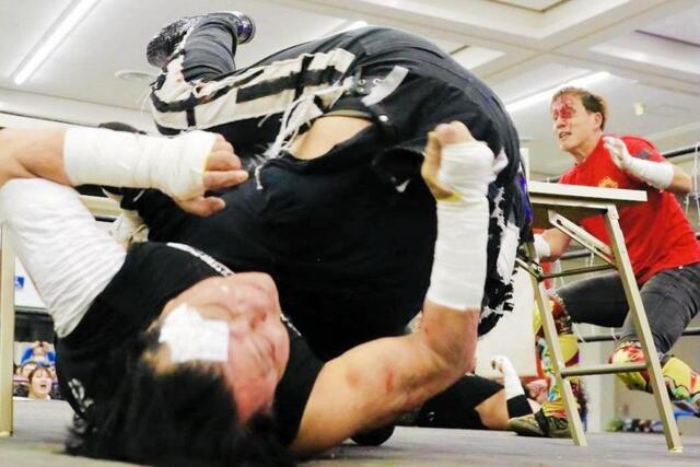 首負傷の大仁田厚は｢頸椎損傷｣と診断