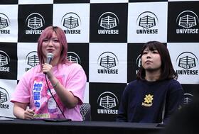 「増量中Ｔシャツ」をアピールする後藤智香（左）とタッグを組む石川奈青