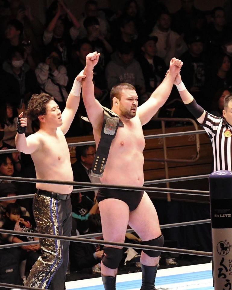 腕ひしぎ十字固めでギブアップを奪い、５連勝を飾ったウルフアロン（中央）