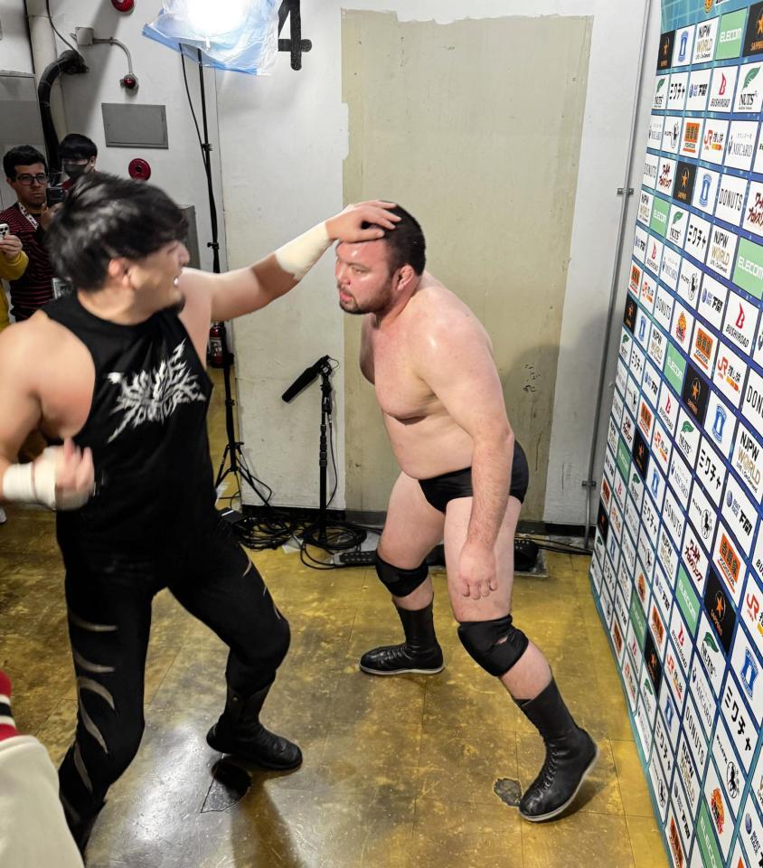 　バックステージでコメント中に成田蓮（左）から襲撃を受けたウルフアロン