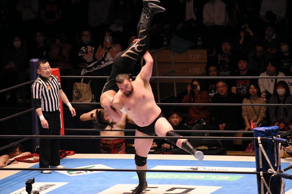 肩車のような豪快な技を放つウルフアロン