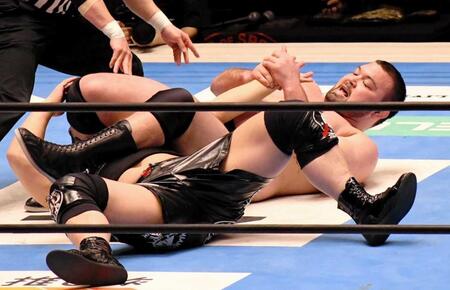 　腕ひしぎ十字固めでギブアップを奪ったウルフアロン（右）