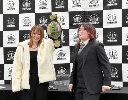 デビュー１５周年記念大会でＧＨＣ女子王座の初防衛戦に臨む岩谷麻優（左）と感極まる挑戦者・林下詩美