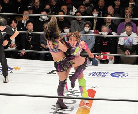 ２冠女王・朱里（左）の強烈な膝蹴りを受けてもん絶するフワちゃん