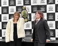 デビュー１５周年記念大会でＧＨＣ女子王座の初防衛戦に臨む岩谷麻優（左）と感極まる挑戦者・林下詩美