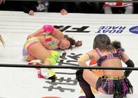 ２冠女王の朱里（手前）のサソリ固めでギブアップ負けを喫し、もん絶するフワちゃん