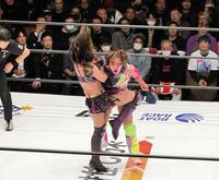 ２冠女王・朱里（左）の強烈な膝蹴りを受けてもん絶するフワちゃん