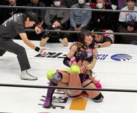 初遭遇のフワちゃんをサソリ固めで絞り上げてギブアップを奪った朱里