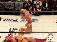 スターダム旗揚げ１５周年記念大会での限定復帰戦で勝利を挙げた愛川ゆず季（奥）