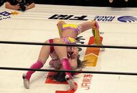 スターダム旗揚げ１５周年記念大会での限定復帰戦で、タイガースープレックスで姫ゆりあ（手前）から勝利を挙げた愛川ゆず季