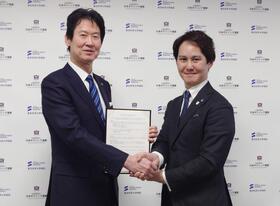 連携を発表した東京科学大の藤井靖久病院長と日本ボクシング連盟の仲間達也会長