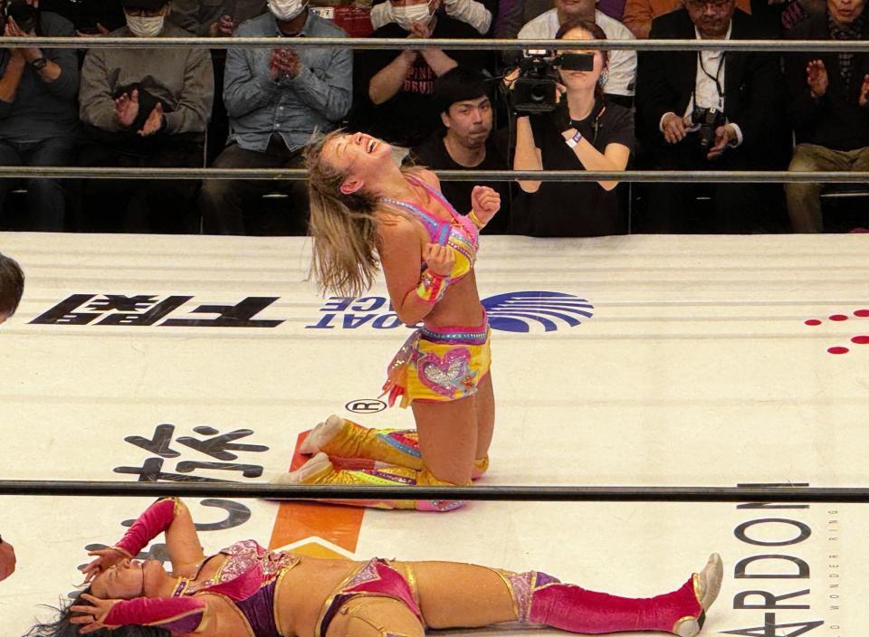 スターダム旗揚げ１５周年記念大会での限定復帰戦で勝利を挙げた愛川ゆず季（奥）