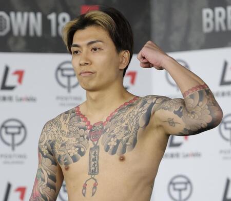 計量をクリアし、ポーズを決める龍志（撮影・西岡正）