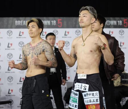 ファイティングポーズをとる龍志（左）とＫＩＮＧカズ（撮影・西岡正）