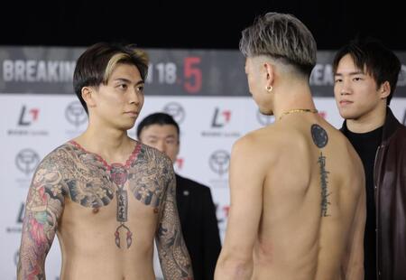 フェイストゥフェイスでＫＩＮＧカズ（右）とにらみ合う龍志（撮影・西岡正）