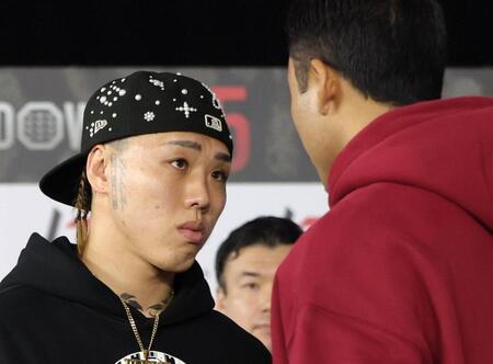 フェイストゥフェイスでにらみをきかすｓａｋｋｋｉ（左）とメカ君（撮影・西岡正）