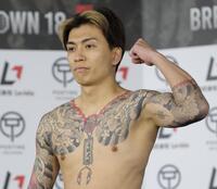 計量をクリアし、ポーズを決める龍志（撮影・西岡正）