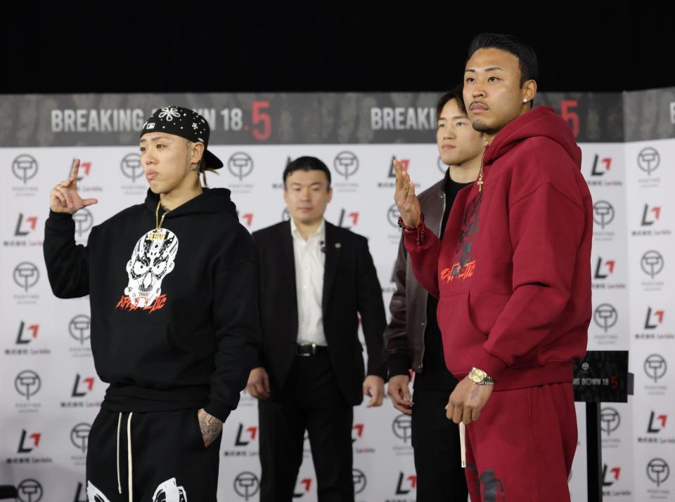 計量を終え、ポーズを決めるｓａｋｋｋｉ（左）とメカ君（撮影・西岡正）