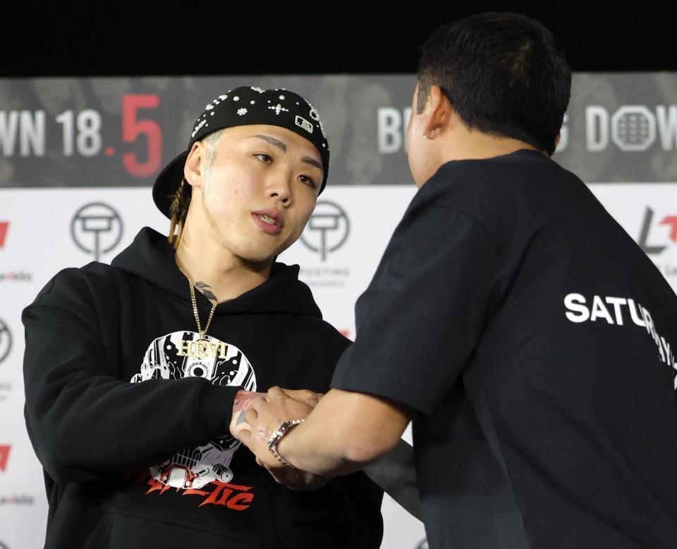 会見を終え、握手を交わすｓａｋｋｋｉ（左）とメカ君（撮影・西岡正）