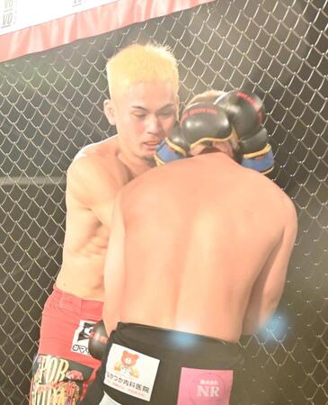 信原空（右）を攻める太陽（撮影・持木克友）