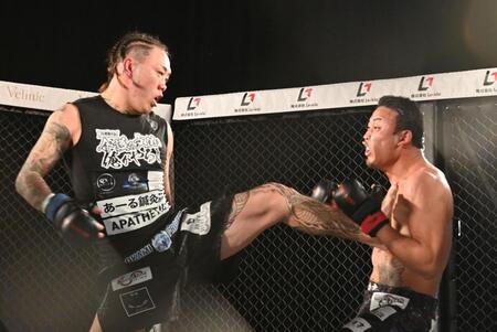 メカ君（右）にキックを見舞うｓａｋｋｋｉ（撮影・持木克友）