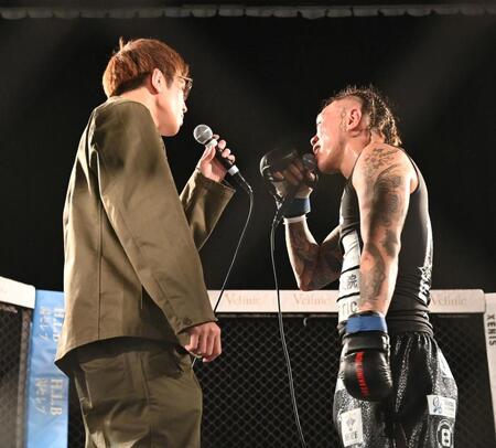 ブレイキングダウン１９で白川陸斗（左）との対戦がきまりにらみ合うｓａｋｋｋｉ（撮影・持木克友）