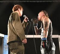 ブレイキングダウン１９で白川陸斗（左）との対戦がきまりにらみ合うｓａｋｋｋｉ（撮影・持木克友）