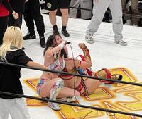 デビュー１５周年記念大会で林下詩美（右）を破り、ＧＨＣ女子王座を初防衛した岩谷麻優