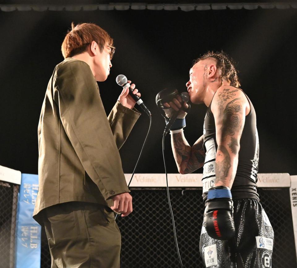 ブレイキングダウン１９で白川陸斗（左）との対戦がきまりにらみ合うｓａｋｋｋｉ（撮影・持木克友）