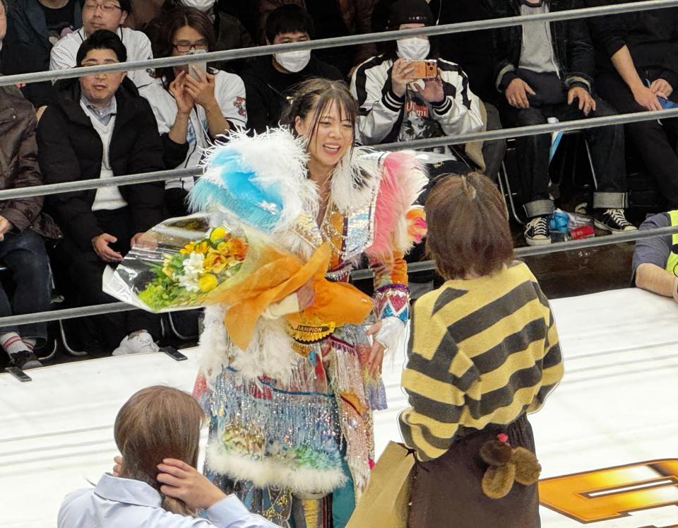 試合前のデビュー１５周年セレモニーで脇澤美穂（手前右）から花束を贈呈される岩谷麻優