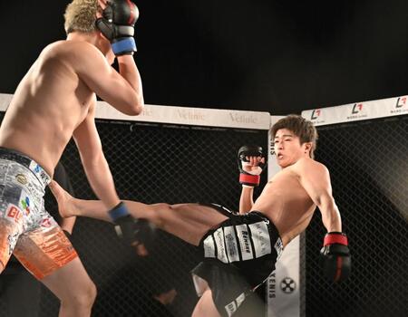 竹見浩史郎（左）にキックを決める西島恭平（撮影・持木克友）