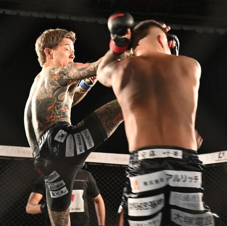 ２４日、安藤叶華（右）を攻める冨永啓悟（撮影・持木克友）