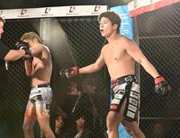 竹見浩史郎（左）を破った西島恭平（撮影・持木克友）