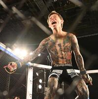 ２４日、安藤叶華にＫＯ勝ちを決め吠える冨永啓悟（撮影・持木克友）