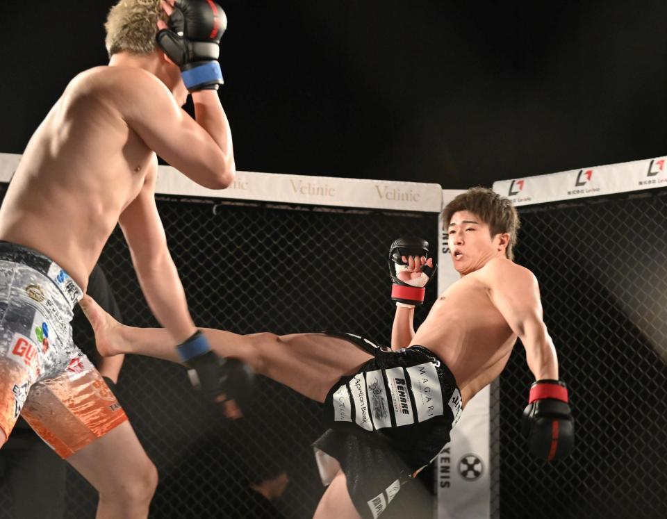 竹見浩史郎（左）にキックを決める西島恭平（撮影・持木克友）