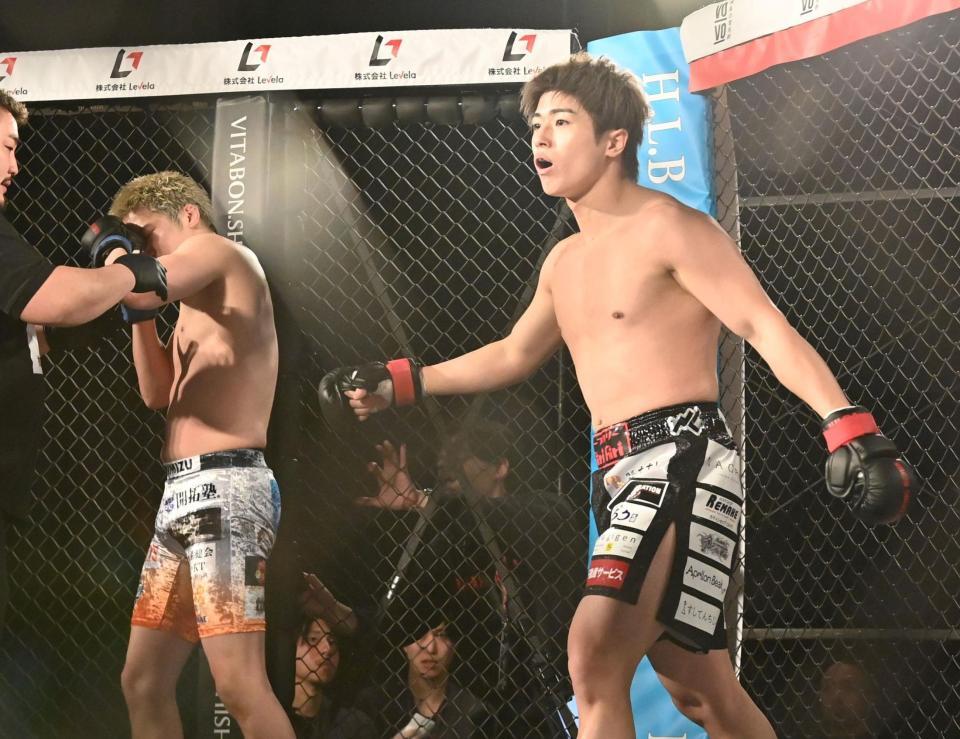 竹見浩史郎（左）を破った西島恭平（撮影・持木克友）