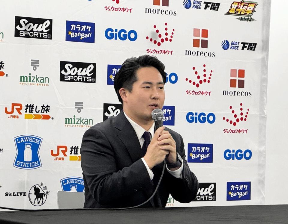 記者会見に臨んだスターダムの岡田太郎社長