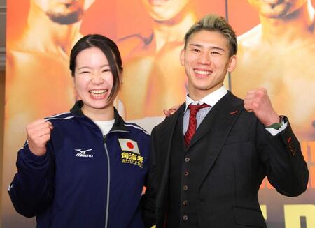 　トレーナーの真成美夫人と笑顔の飯村樹輝弥（撮影・金田祐二）