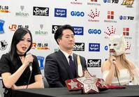 ２・７大阪大会に向けた記者会見に出席した（左から）上谷沙弥、岡田太郎社長、スターライト・キッド