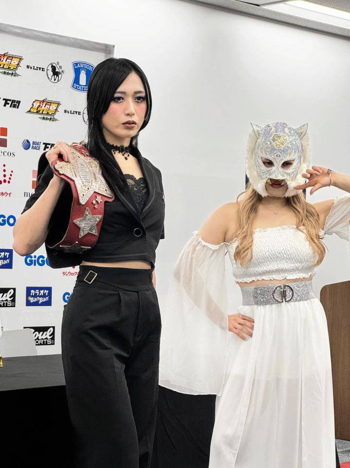 ２・７大阪大会でワールド王座戦を行う王者・上谷沙弥（左）とスターライト・キッド